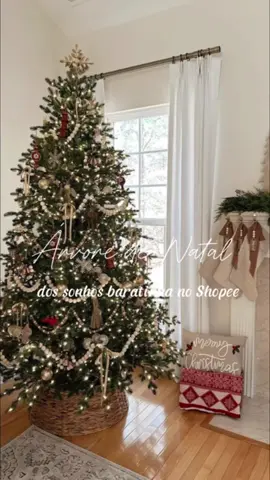 🎄 Achei na Shopee a loja que vende as árvores de Natal mais incríveis que você vai ver! 😍✨ Tem modelo gigante, super cheia e ainda vem com pisca-pisca de LED com controle remoto dá pra mudar as cores e modos de piscar sem nem sair do sofá 😍💡 💬 Comenta NATAL pra eu te mandar o link 📲 Me segue pra não perder os achadinhos que deixam sua casa pronta pro fim de ano! 🎅💖 #ÁrvoreDeNatal #DecoraçãoDeNatal #Natal2025 #AchadinhosDaShopee #CasaDecorada     