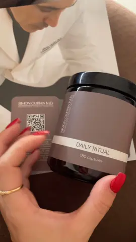 Porque el cuidado personal también puede ser bonito 💕 cápsulas personalizadas del Dr. @SimonOurianMD 🌸🪽 #coquetteaesthetic #skincarelover #luxurybeauty#Adoteumhabitinho 
