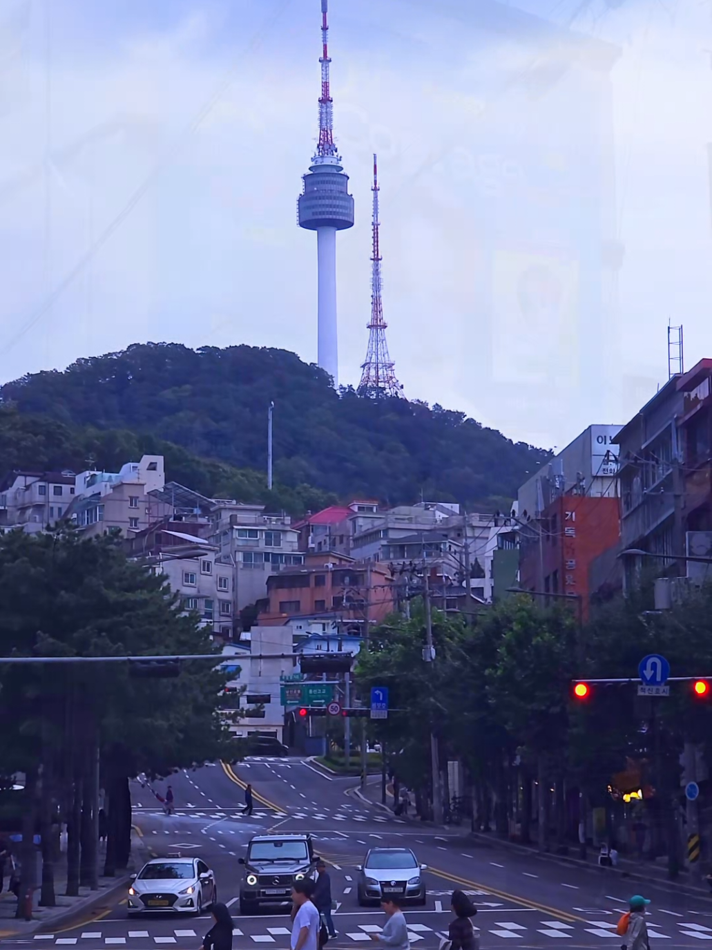 🇰🇷👣 Around Yongsan-gu, Seoul.⠀ ⠀ This is the weekend scene around Yongsan-gu, Seoul, where you can see Namsan Tower. Have a great day today.⠀ ⠀ #SeoulWeekend ⠀⠀ #NamsanTower ⠀ #Yongsan ⠀ #Seoul 