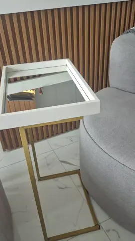 Essa mesinha auxiliará é perfeita pra deixar do ladinho do sofá 🛋️ Ideal pra apoiar o café, o controle, o celular ou até um vasinho decorativo 🌿 Compacta, moderna e super funcional — um toque de charme e praticidade na sua sala ✨ #decoraçãodesala #mesinhaauxiliar #decoracaodeinteriores #sofá #casadecorada   