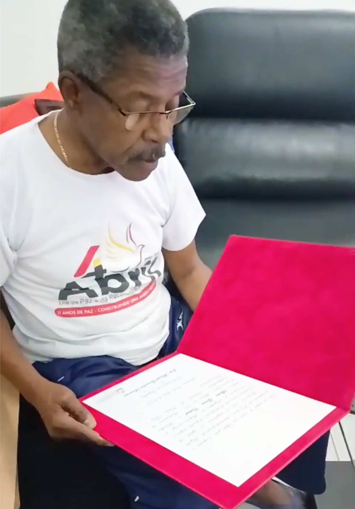 Meu pai, meu orgulho, meu herói — Alcides Gomes Cabral! ❤️🇦🇴 No dia 29 de Maio de 2025, o meu velho foi condecorado, e com todo mérito! Fez parte da primeira leva, e nada mais justo! 👏🏽 A ética, a integridade e o trabalho árduo sempre fizeram parte da sua caminhada — um legado que vive em mim e nos meus irmãos. 🌟 Esses valores são o maior tesouro que um pai pode deixar, porque nos permitem andar livres e de cabeça erguida em qualquer lugar. 🙏🏽 Parabéns, Pai! Meu velho, meu amigo, meu exemplo de vida! ❤️ Muita bênção ao nosso patriarca, que continua a inspirar-nos todos os dias a lutar, a servir e a acreditar que fazer o bem faz bem! 💪🏽✨ Com amor e orgulho, Teu primogênito, Luizito. #Gattusoficial1 #KuduroLimpo #angola🇦🇴 #moçambique🇲🇿 #portugal 