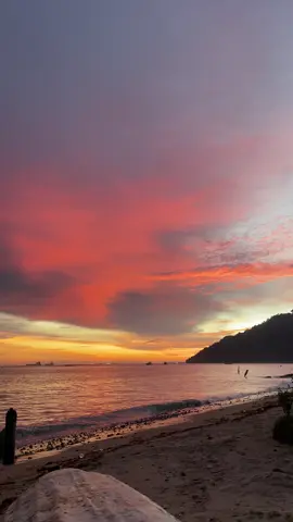 where the sun meets the water #sunset #fypシ゚ #pantaicarolinapadang #senjasorehari 