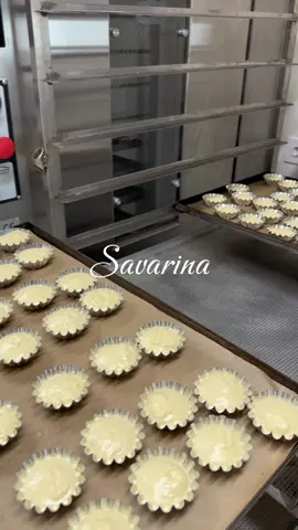 Avem o presimțire că savarina va ajunge foarte repede în topul preferințelor voastre. 😍 Vă așteptăm în cofetăriile noastre din Suceava și București pentru a o savura. 🤤 #lapterra #WeAreLapterra #cofetarieartizanala #prajituridecasa #savarina 