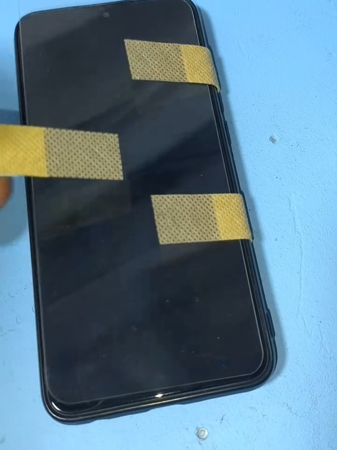 How to Install a Tempered Glass Screen Protector on Your Phone without Bubbles #DIY #phones #screen #protector #fblifestyle 