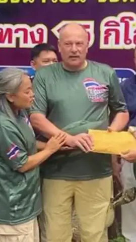ฝรั่งหัวใจไทยมอบเงินบริจาคช่วยสร้างถนนชายแดน#ชายแดน #ชายแดนไทยกัมพูชา #กัมพูชา #tiktoknews #เปิดการมองเห็น  @โจ๊กJoker⭕️boy687  @โจ๊กJoker⭕️boy687  @โจ๊กJoker⭕️boy687 
