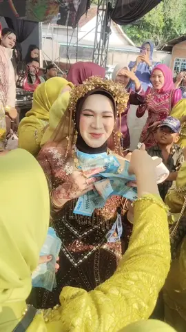 pengantin joget bareng #syilamusik