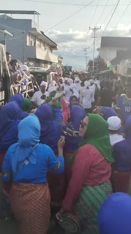 karnaval budaya menyongsong hut Kabupaten Buru 