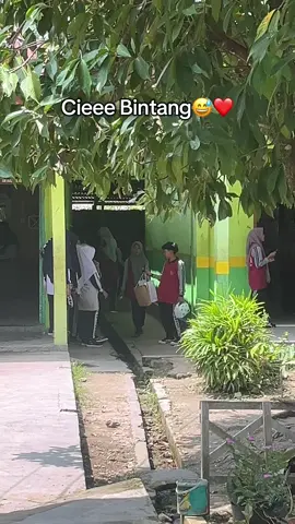 Tag video by Dilaa XI IPS A 😅 Ngintip temen sekolah lagi dikasih kado ceweknya🥰🥰