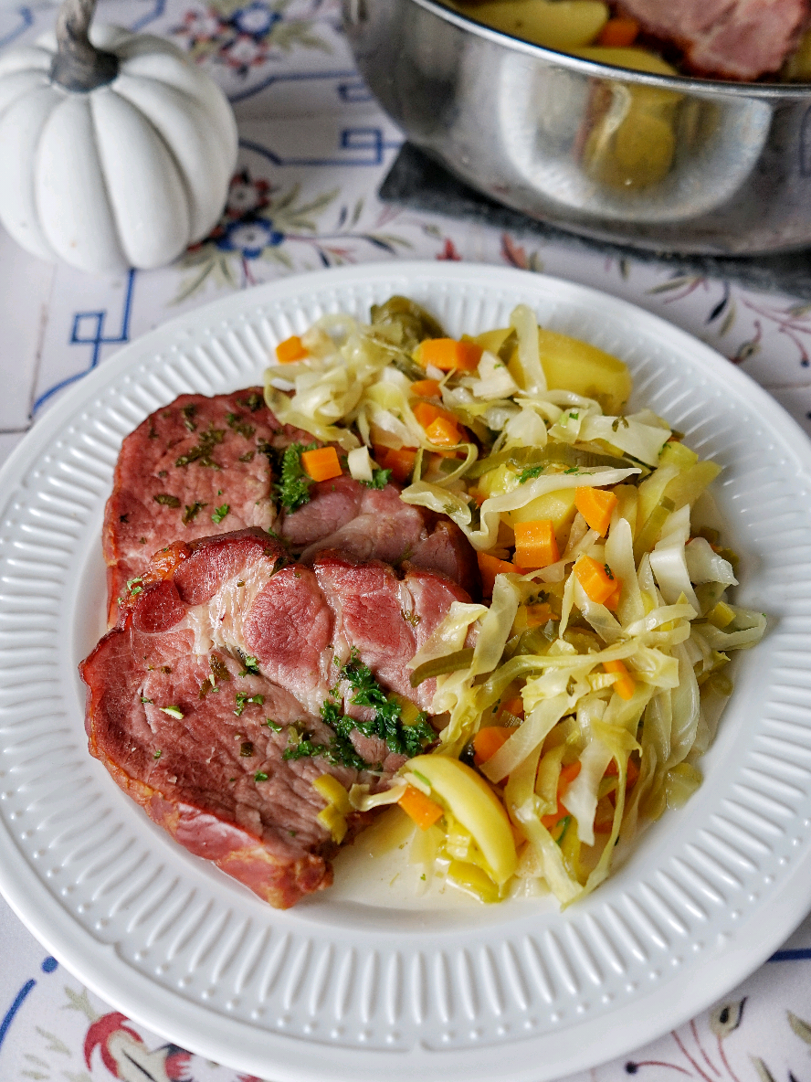 Bauwrntopf aus dem Ofen Für 6 Personen - 1 Bund Suppengrün - 1 kleiner Spitzkohl - 500 g Kartoffeln - Salz, Pfeffer nach Geschmack - ca. 1 Liter Gemüsebrühe (je nach Bedarf etwas mehr oder weniger) - 6 Scheiben Kassler-Nackensteaks - ½ Bund frische Petersilie Bei 180 Grad O/U Hitze gute 60 Minuten #herbstrezepte #soulfood #ofengericht #bauerntopf #kasseler 