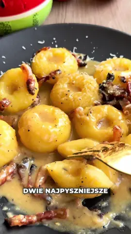 A dzisiaj połączyliśmy dwa najpyszniejsze nurty kulinarne jakie istnieją - i tak powstała przepyszna śląska carbonara! Jak spróbujecie, to na jednym razie się nie skończy🥰Koniecznie zapiszcie ten przepis, bo jest to totalny sztos!😀 * SKŁADNIKI: 🤌800g ziemniaków, 🤌sól, woda, 🤌200g mąki ziemniaczanej, 🤌1 jajko do klusek, 4 jajka do sosu, 🤌150g guanciale (opcjonalnie wędzony boczek), 🤌200g pecorino romano, 🤌dużo świeżo mielonego pieprzu, * PRZYGOTOWANIE: 👉ziemniaki gotujemy do miękkości w osolonej wodzie, przeciskamy przez praskę i studzimy, 👉do przestudzonych ziemniaków wbijamy jajko, dodajemy mąkę i wyrabiamy na jednolitą masę - formujemy kluski z dziurką, 👉guanciale kroimy w paseczki i wytapiamy na chrupko - zdejmujemy z patelni, 👉ser ścieramy na drobnych oczkach, dodajemy sporo pieprzu, wbijamy 4 jajka i mieszamy, 👉wlewamy tłuszcz z patelni i ponownie mieszamy, 👉kluski wrzucamy na wrzątek, zmniejszamy ogień i gotujemy przez 3 minuty od momentu wypłynięcia, 👉ugotowane kluski wrzucamy na patelnie po guanciale, wlewamy miksturę serowo jajeczną wrzucamy guanciale, możemy wlać odrobinę wody z gotowania klusek i mieszamy (nie włączamy palnika, jeżeli woda z klusek jest gorąca), 👉ENJOY❤️ * #obiad #conaobiad #carbonara #kluskiśląskie #jedzenie       