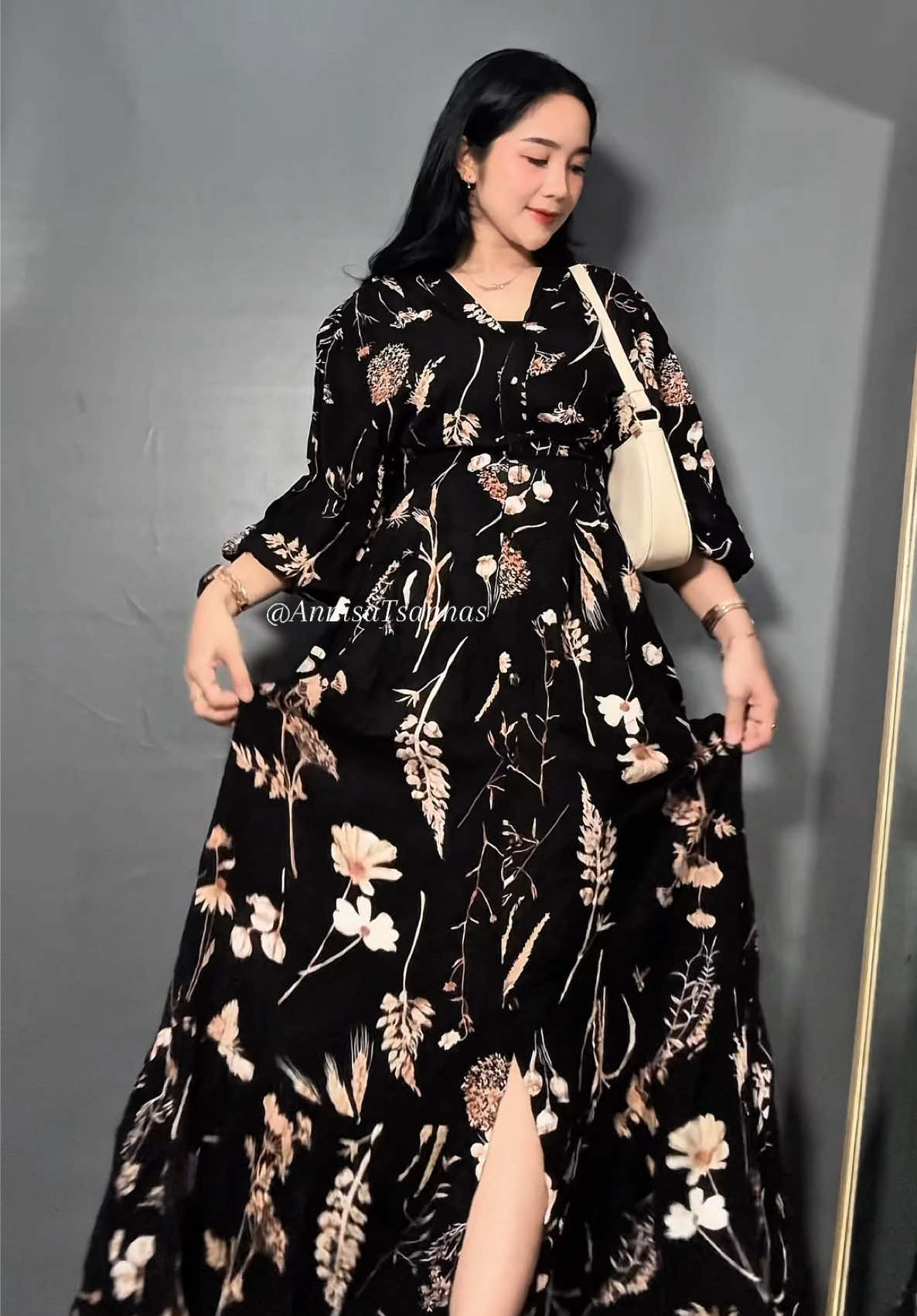 Cantik poooll, aslinya lebih cantik, di pegang aja udah ketahuan kalo barang bagus. Rayon yg dipake adem  tebel terus jatohh bukan yang tipis murahan😭😭😭😭 sumpah kalian kalo beli gabakal nyesel, buat acara keluarga pastiii jadi sorotan🤣😍😭😭 #dresslebaran #dresskondangan #dresscantik #dressrayon #fypシ゚ 