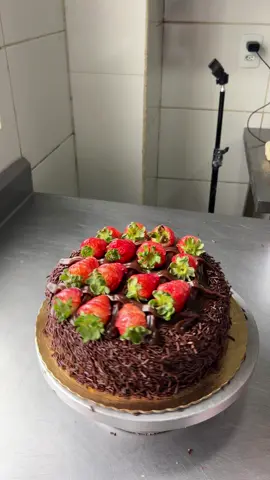 Torta bombom de morango 🍓 #chocolate #morango #dessert #Recipe #cakedecorating 