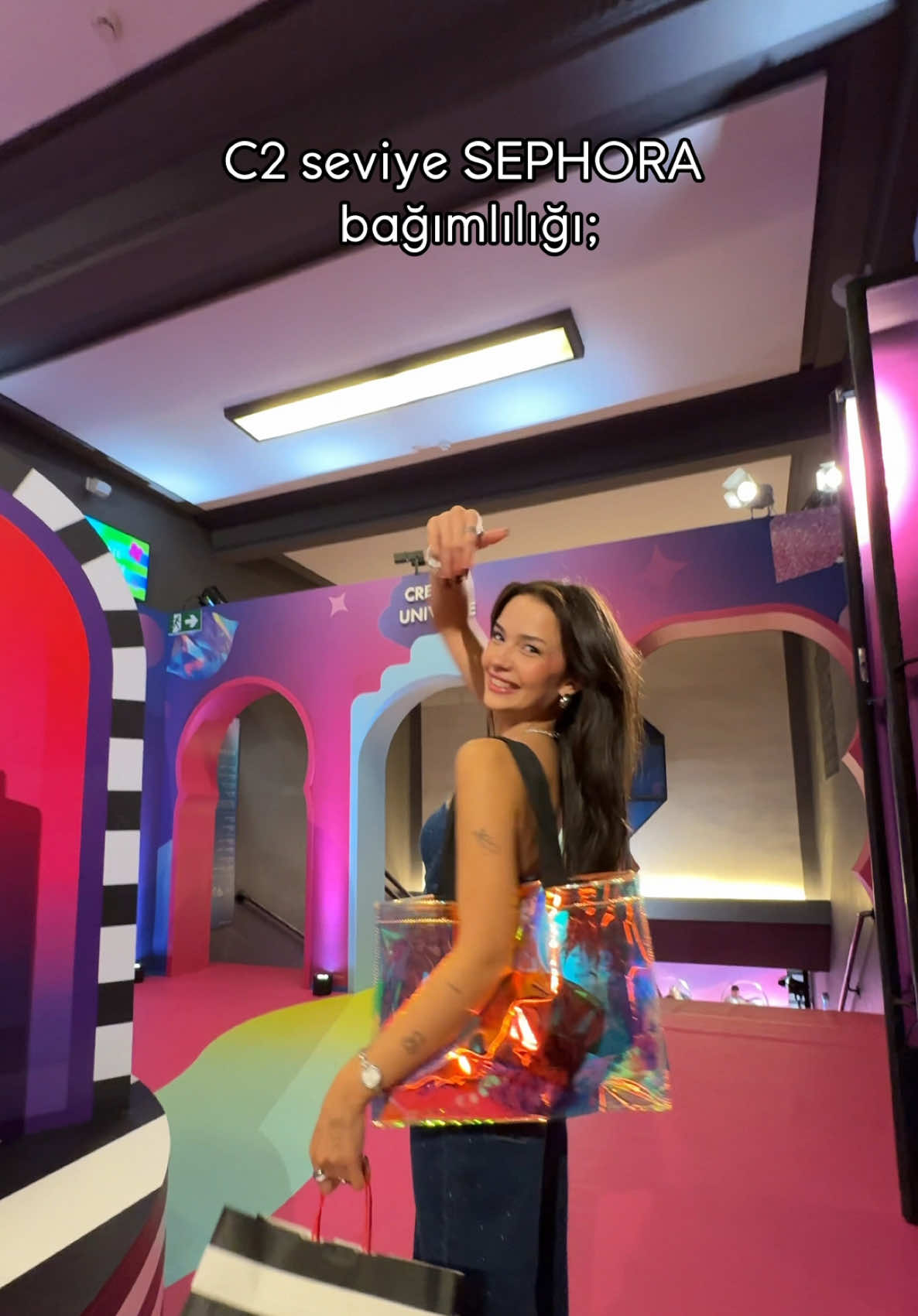 Galiba gerçekten bir rüyadaydım…✨ @sephoraturkiye  ile birlikte Paris’te SEPHORİA etkinliğindeydim! 💄 O kadar fazla marka vardı ki, hepsinden birer kucak dolusu almak istedim 😍 Hem markaların yeni yıl özel ürünleri hem de 2026’da gelecek yeni markalarla tanıştım, deneyim alanlarında harika anlar yaşadım ve kendimi tam anlamıyla güzellik evreninde hissettim 💫 Bu heyecanı sizinle de paylaşmak istedim 💖 Böyle büyüleyici bir deneyim yaşattığın için teşekkür ederim @sephoraturkiye 🤍🥹 #SephoriaTakesParis #davet #reklam 