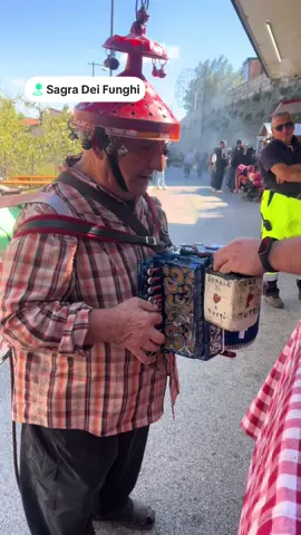 L’UOMO TAMBURO🥁 #sagradeifunghicusanomutri2025🍄‍ #cusanomutri2025❤️ #fyp#sagraacusano #napoli 