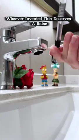 No more water splashing everywhere 💦 This thing actually works! #HomeEssentials #KitchenGadgets #LifeHack #HomeImprovement #tiktokshopping 