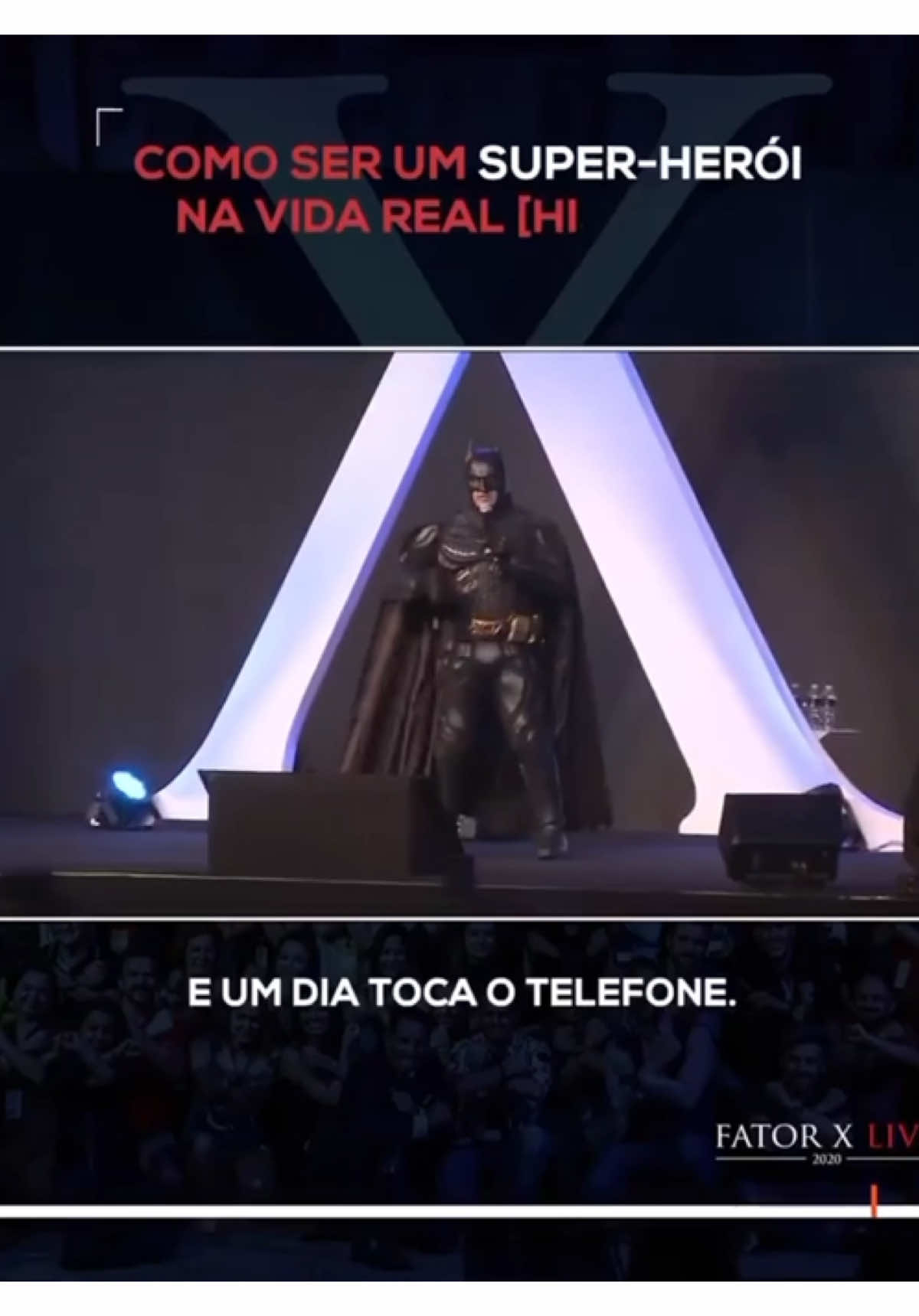 Em 2018, eu subi ao palco do Fator X Live sem imaginar o que aquele dia representaria na minha vida. Até então, eu vivia dentro de uma bolha. Pouca gente sabia quem eu realmente era — viam o Batman, mas não enxergavam o homem por trás da máscara. Naquele palco, algo aconteceu. Quando comecei a falar sobre a minha história, sobre a dor, a fé e o propósito que me trouxeram até ali, eu senti o silêncio do público se transformar em conexão. As pessoas começaram a me olhar diferente… começaram a me sentir. Foi ali que tudo mudou. Aquela palestra estourou a bolha. Foi o momento em que o Batman deixou de ser só um símbolo e passou a ser uma mensagem viva de superação, humanidade e amor. Depois do Fator X Live 2018, minha vida nunca mais foi a mesma. Muita gente passou a me conhecer, a entender minha missão e o porquê de eu fazer o que faço há tantos anos. Aquele dia foi o marco em que o mundo começou a enxergar o Cristiano por trás da máscara — e eu entendi, de uma vez por todas, que o meu propósito era muito maior do que eu imaginava.