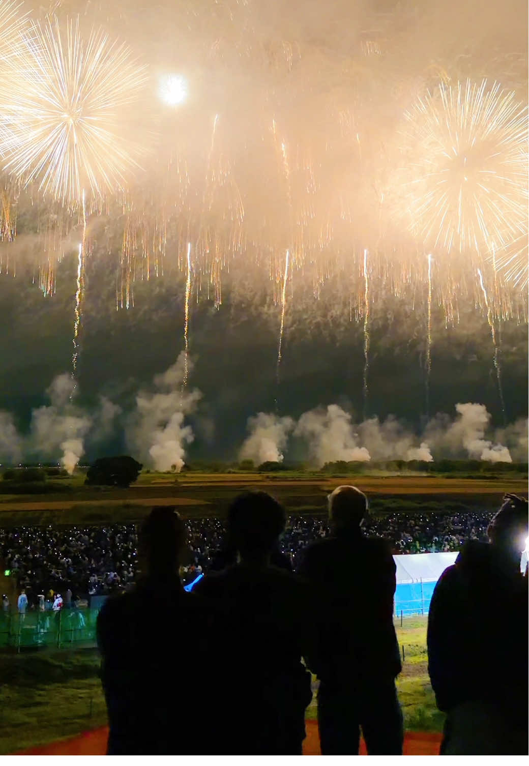 Konosu Fireworks / 鴻巣花火 🇯🇵 Welcome to the Konosu Fireworks Festival. A special night where you can experience one of Japan’s most impressive fireworks displays. Held in Konosu City, Saitama Prefecture, the festival lights up the sky with over 15,000 fireworks, making it one of the largest in the Kanto region. The finale, “Ohtori Ranbu” (Phoenix Dance), is a Guinness World Record holder and truly a must-see. Highlights 1.	Spectacular Fireworks: Enjoy massive 3-shaku and 4-shaku shells launched up close. 2.	Guinness Record Finale: “Ohtori Ranbu” holds the record for the most fireworks launched per minute. 3.	Spacious Venue: The Arakawa riverbed, Japan’s widest, offers an open view for everyone. Event Information •	Date: First Saturday of October every year •	Launch Start: 6:00 PM Access About a 40-minute walk from JR Takasaki Line Konosu Station or Kitakonosu Station. It gets very crowded, so public transport is recommended. –––––––––––––––––– 鴻巣花火大会 日本一の感動を体験できる、特別な夜。 埼玉県鴻巣市で開催される「こうのす花火大会」は、川幅日本一の荒川河川敷を舞台に、約15,000発もの花火が夜空を彩ります。 フィナーレの「鳳凰乱舞」はギネス記録を持つ大迫力の演出で、必見です。 見どころ 1.	大迫力の花火：四尺玉や三尺玉などの大玉が間近で打ち上がります。 2.	ギネス記録のフィナーレ：「鳳凰乱舞」は1分間の打ち上げ数が日本一。 3.	広大なロケーション：川幅日本一の荒川河川敷で開放感抜群。 開催情報 •	開催日：毎年10月第1土曜日 •	打ち上げ開始：午後6時 アクセス JR高崎線 鴻巣駅または北鴻巣駅から徒歩約40分。 当日は混雑するため、公共交通機関の利用がおすすめです。 📸 iPhone 17 ProMax