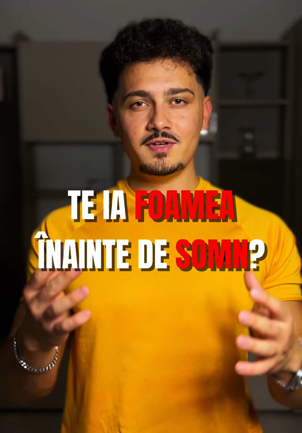 Vrei să slăbești, dar seara, când te pui în pat să dormi, te lovește foamea de lup? Parcă fix atunci ai rupe frigiderul în două. 😅 Corpul nu cere mâncare din senin, acea foame incontrolabilă nu e normală. E semnul că ți-ai dat alimentația peste cap toată ziua. ⚠️ L-ai hrănit prost, acum te taxează. 💀 Îți cere ce nu i-ai dat: proteine, grăsimi, fibre. 🍳 Primul instinct e să mănânci ceva „ușor”, gen o banană sau un iaurt, doar ca să scapi de senzația aia. 🍌 Dar, sincer, de cele mai multe ori nici nu te oprești acolo. De la o banană ajungi la biscuiți, covrigei, dulciuri — și în două minute ai rupt frigiderul în două. 🤦‍♂️ Așa ajungi să te sabotezi fără să-ți dai seama. Nu te îngrași dintr-o cină decentă, te îngrași din haosul ăsta de seară. 😤 Dacă vrei să scapi de foamea aia și să slăbești mai ușor, nu te concentra pe seară. Uită-te la ce faci peste zi. 🌞 Când mesele sunt echilibrate, corpul nu mai urlă după mâncare la 11 noaptea. 🕚 Iar dacă nu știi cum să-ți organizezi alimentația în așa fel încât să poți slăbi, fără să te înfometezi și fără să te restricționezi, lasă un comentariu cu „plan” și revin către tine să văd dacă te pot ajuta și pe tine. 💬