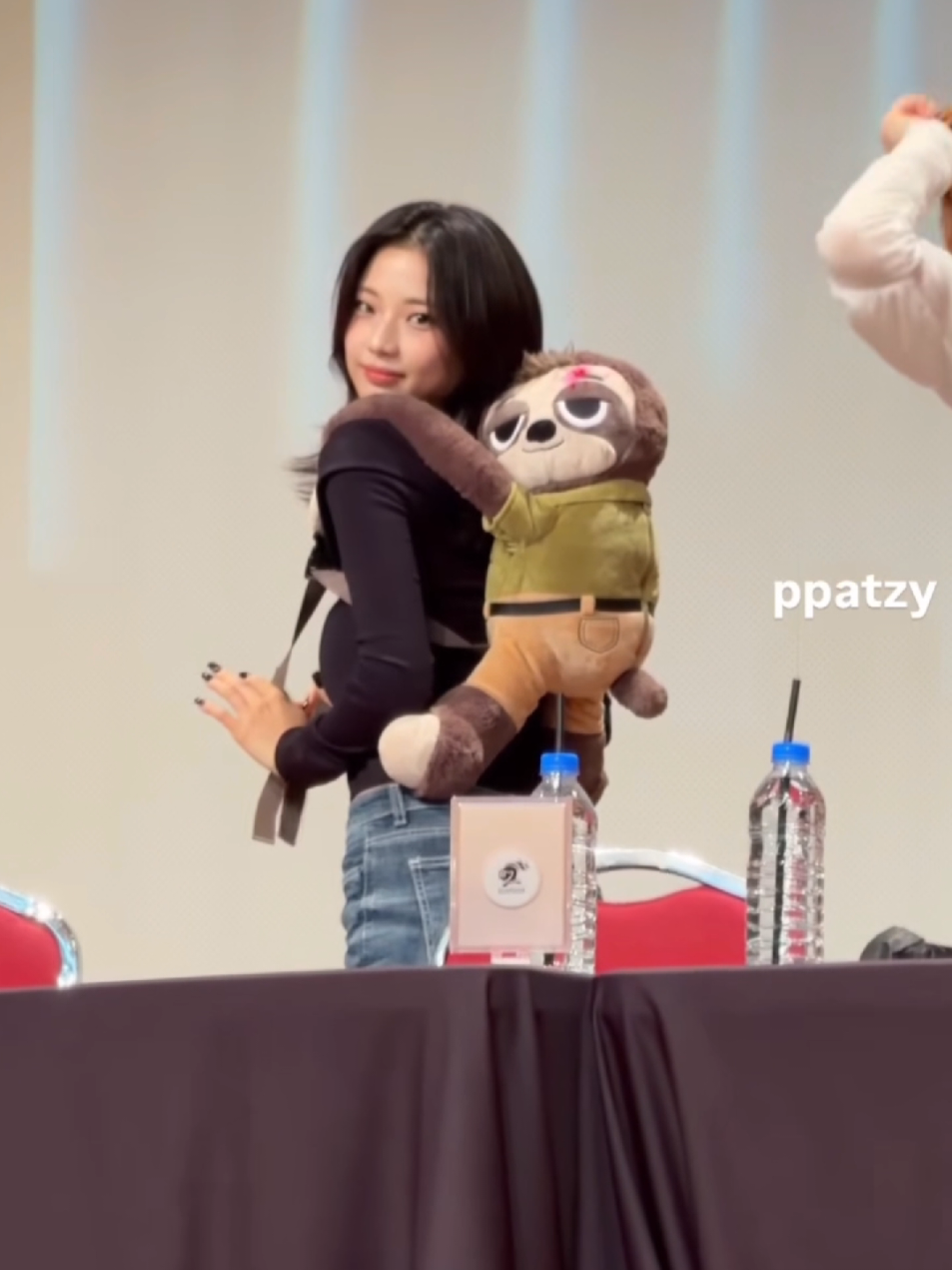 RUKA Fans give Sloth to RUKA. Ruka is carrying the sloth! cutieeee😭♥️ RUKA at Babymonster Fansign Event WE GO UP Ktown4u today _ ©️ppatzy babymonster fansign Ktown4u, babymonster offline fansign Ktown4u we go up #RUKA #BABYMONSTER #루카 #베이비몬스터 #KAWAIRUKA 베이비몬스터 루카, ルカ, 河井瑠花