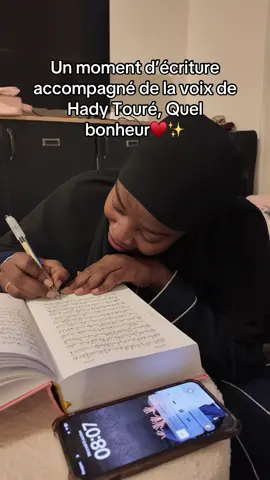 Écrire le Coran pendant que j’écoute Hady Touré… un moment hors du temps. La voix, l’encre, le cœur. #hadytoure #coran #ecriturecoran #muslimtok #paixinterieure  @qurantrace 