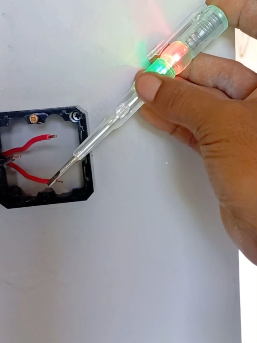 Adegan berbahaya..!!! tidak boleh di coba di rumah😁 #instalasilistrik #pasanglampu #kelistrikan #adeganberbahayajanganditiru 