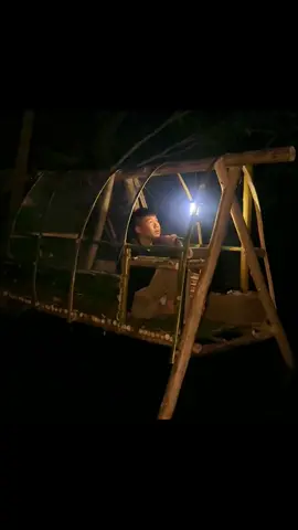 Building a Transparent Shelter Over a Flowing Stream_Peaceful Survival & Nature Sounds Huri buscarft#build #shelter #forest #survival #camping 