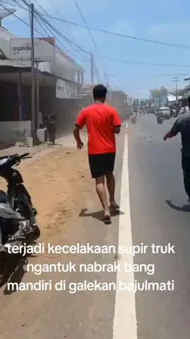 terjadi kecelakaan di galekan bajulmati supir truk ngantuk nabrak bang mandiri#kecelakaan