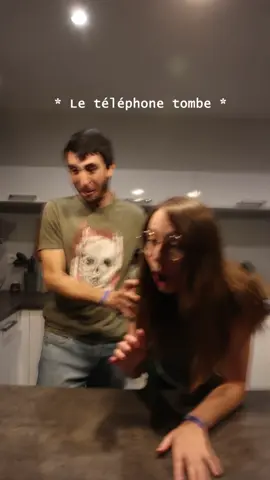Regardez jusqu'à la fin pour voir notre réaction à la victoire (et la chute 😂). Vous auriez trouvé le dernier mot ? Dites-nous ! #halloween #humour #couple #fyp #challenge 