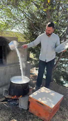 K.Maraş Yöresel Medine Pazarında Kadım Ustamla Odun Ateşinde Bakır Kazanda Süt Kaynatıyoruz…😎😎 #türkiye #kahramanmaraş #süt #gurmemarask 