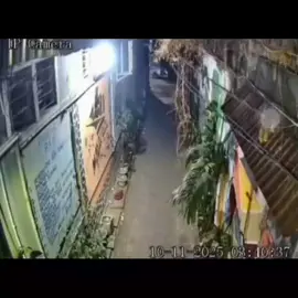 Detik - Detik Geng Motor Menyerang Warga Jalan Somba Opu Makassar - Akhir - akhir ini Aksi geng motor kembali menjadi perbincangan di kalangan masyarakat khususnya di kota Makassar pada. (11/10/2025).  Dalam video yg berdurasi satu menit terlihat kawanan geng motor melontarkan anak panah busur ke pemukiman warga. Satu persatu dari kawanan geng motor itu mengejar para warga di jalan somba opu kecamatan ujung pandang. Aksi Terror busur itu membuat kepanikan hingga Masyarakat yang berada di sekitar langsung berlarian menyelamatkan diri masing - masing. Beruntung dalam aksi onar geng motor tersebut tidak memakan korban jiwa, namun masyarakat kota makassar kini di hantui rasa ketakutan. Source : https://www.patrolisulsel.com/2025/10/detik-detik-geng-motor-menyerang-warga.html #baramakassar #utaravsselatan #aksigengmotor #makassarinfo #beritaterkini 