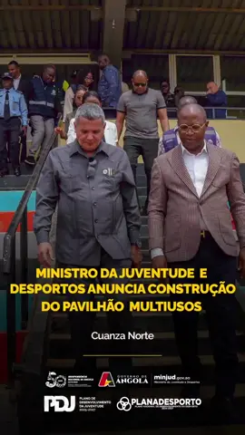 MINISTRO DA JUVENTUDE E DESPORTOS ANUNCIA CONSTRUÇÃO DE PAVILHÃO MULTIUSOS NO CUANZA NORTE O Ministro da Juventude e Desportos, Rui Falcão Pinto de Andrade, anunciou em Ndalatando a construção de um pavilhão moderno junto à Centralidade local. Com capacidade para mais de 4 mil pessoas, bancadas, zonas técnicas e áreas de apoio, o espaço será uma referência nacional para modalidades como andebol, basquetebol e futsal. As obras arrancam em breve, com os estudos técnicos quase concluídos e o aval do Tribunal de Contas já garantido. “Queremos massificar o desporto escolar e comunitário. Este pavilhão é um passo importante nessa direção”, afirmou o ministro. Também está prevista a requalificação do pavilhão provincial existente, com apoio do MINJUD. #SomosMINJUD #CuanzaNorteEmMovimento #DesportoComImpacto #JuventudeAtiva #AngolaAvança