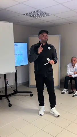 Ce discours de fou… 🥰 « Vous avez aujourd’hui l’opportunité de faire vivre des émotions fantastiques à des centaines de personnes… » 🔥 #entraineur #causerie #emotions #coupedefrance #motivation 