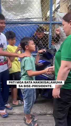 VP Sara nakisalamuha sa mga batang residente na naapektuhan ng sunog sa Davao City.