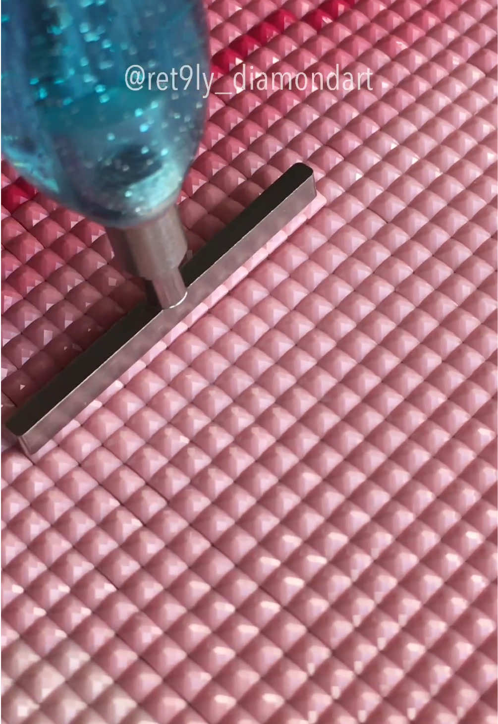 Using less putty will result in lower sound quality, but it will reduce the chance of mistakes. #diamondpainting #diamondart #asmr #diamondartclub 