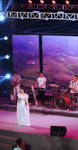 Bản làng ơi em rời phố thị. Vượt núi lên băng rừng cõng cái chữ lên nonn#kimchibolero 