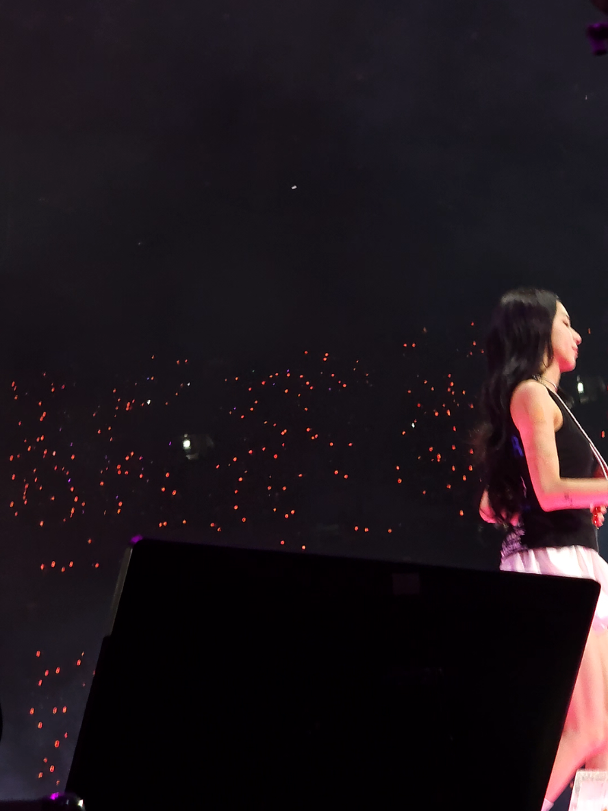 I wish I hadn’t been at the barricade. I wasn’t happy during soundcheck TWICE in Bulacan #Twice #twice_5th_world_tour_bulacan 