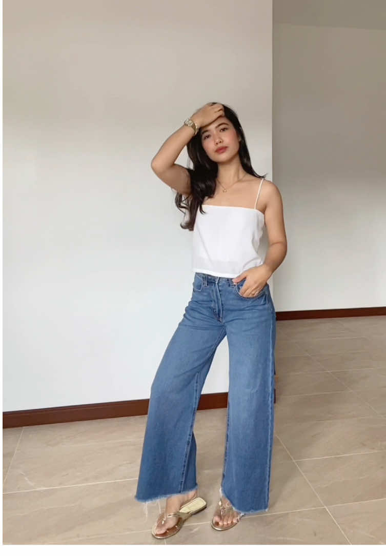denim + white always go so well together 💙🦋  #fashiontok  #outfitideas #OOTD 