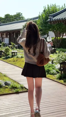 ฮีลใจ 💚🤍 #แต่งตัว #ทริคแต่งตัว #ชุดเที่ยว #คาเฟ่เกาหลี #กระโปรงกางเกง 