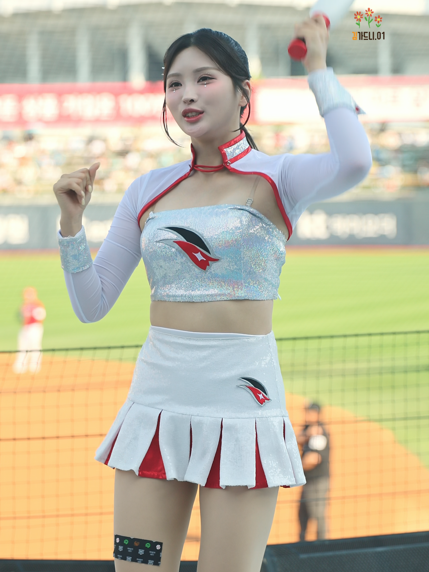 이호연 응원 중 에너지 폭발⚡ 반짝이는 미소로 응원석을 밝히는 정원공주✨ 수원KT위즈파크의 여름 햇살 아래, 정원공주가 이호연 선수의 응원가에 맞춰 힘차게 응원💗   은빛 유니폼의 반짝임과 청량한 미소로 팬심을 사로잡는 순간✨   📅 2025.06.08   📍 수원KT위즈파크   #김정원 #김정원치어리더 #kimjungwon #김가드니 #金貞沅