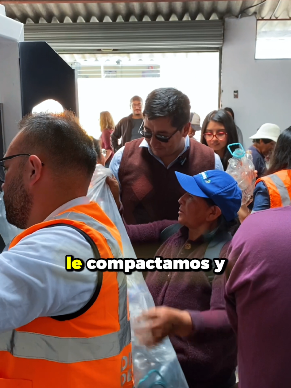Y como lo decía en campaña: La basura como el mejor negocio de Riobamba. Aquí estamos frente al primer cubo de botellas PET comprimidas. Con esto, les damos dignidad al trabajo de nuestros vecinos recicladores, para que puedan tener mejores ingresos, fortalecer su economía y ayudar a que nuestra ciudad genere menos basura. También depende de nosotros: separemos los desechos en casa. Tengamos dos tachos, uno para basura orgánica y otro para inorgánica, y así ayudamos a que estas personas realicen su trabajo con mayor facilidad. ♻️💪  #riobamba #AlcaldíaDeLaGente #RiobambaEnConstrucción #JohnVinuezaAlcalde #economiacircular 