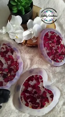 Enfin disponible ✨ La collection Romantic débarque sur la boutique après plus d'un an d'attente ! Des pétales de roses, de la feuille d'or et beaucoup d'amour 💕 #resinart #creationartisanale #collectionromantic #demoulage #lubibycreations 