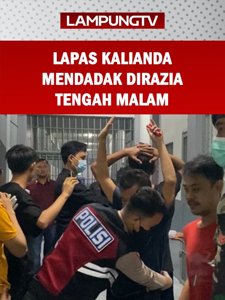 KALIANDA (11/10/2025) – Lembaga Pemasyarakatan (Lapas) Kalianda menggelar razia gabungan tengah malam hingga Sabtu dini hari 11 Oktober 2025. Operasi ini tidak menemukan narkoba maupun penyalahgunaan handphone di blok tahanan. Razia gabungan nelibatkan petugas internal Lapas Kalianda, TNI, dan Polri. Petugas menggeledah seluruh narapidana serta memeriksa kamar hunian dengan teliti. Razia pada tengah malam mengagetkan warga binaan karena berlangsung tiba-tiba dan penghuni rata-rata sudah tidur lelap. Razia menargetkan barang-barang terlarang seperti narkoba dan handphone. Penggeledahan beberapa jam hanya menyita sejumlah barang berpotensi bahaya seperti gelas kaca, botol parfum, dan paku. Sementara keberadaan narkoba atau penyalahgunaan handphone nihil. Lapas Kalianda juga melakukan tes urine secara acak terhadap beberapa narapidana sebagai sampel. Langkah ini memastikan tidak ada penyalahgunaan narkotika dalam lapas. Hasil tes tidak satu pun positif mengonsumsi narkoba. Kepala Lapas Kalianda Beni Nurohman menyampaikan razia gabungan merupakan langkah deteksi dini terhadap potensi gangguan keamanan dan ketertiban, sekaligus mewujudkan komitmen pemberantasan peredaran narkoba. Meski target narkoba dan tes urine nihill, razia rutin tetap digelar sebagai bentuk pengawasan ketat serta menjaga lingkungan pemasyarakatan tetap kondusif dan bersih narkoba. @lampungtelevisi.com