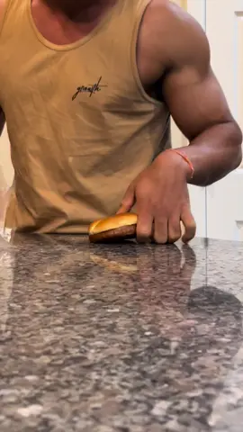 Fiz o meu primeiro sanduíche com a minha mão e comi 😍