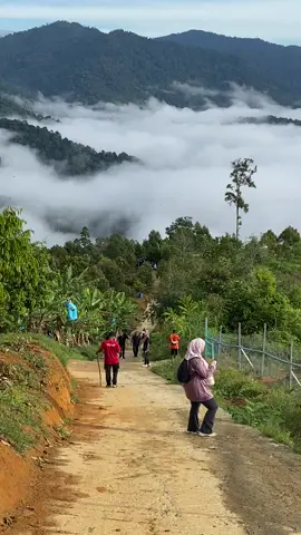naik rasa nak nangis turun pun mcm nk nngs risauu turun jatuh ke bawah 😹 #CapCut #hikingbukitlimankualakangsar🌿🍃 #fypage #explorepage 