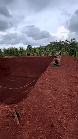 Đo hồ cho khách bên em anh khách bảo tiền nông k quan trọng quan trọng là phải đẹp. Hồ vải bạt 900 mét bạt 0,75. Phun vải địa,☺️