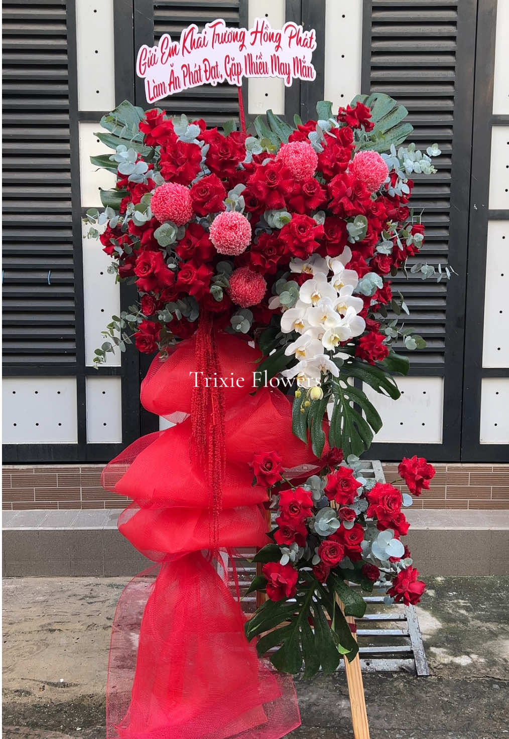 Chiếc kệ hoa tone đỏ nồng cháy😍🌹#trixieflowers #tiemhoasaigon #viral #flowers #hoatuoi 