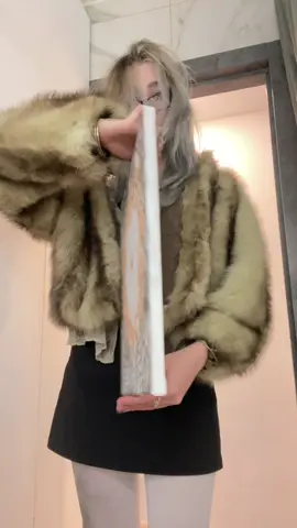 тгк: neutronen  🪽 * * * * если понравилось скопируй ссылочку, мне будет приятно  Рисование сепией и сангиной занимает особое место в истории изобразительного искусства. Эти материалы принадлежат к классическим средствам художественной графики, которыми пользовались мастера разных эпох — от эпохи Возрождения до наших дней. Их объединяет мягкость, выразительность и возможность передавать форму, свет и тень без использования цвета, лишь за счёт тональных переходов и теплоты оттенков. Историческое развитие Оба материала имеют древнее происхождение. Сангина использовалась художниками ещё в античные времена. Её изготавливали из природной красной глины, содержащей оксид железа. Уже в эпоху Возрождения сангина стала одним из основных инструментов для академического рисунка. Её активно применяли Леонардо да Винчи, Микеланджело, Рафаэль, Рубенс. Именно с помощью сангины художники передавали мягкие переходы света на человеческом теле, объём и живое тепло кожи. Сепия, в свою очередь, получила распространение чуть позже. Свое название она получила от морского животного — каракатицы (Sepia officinalis), из чернильного мешка которой добывали натуральный пигмент. Настоящая сепия имела приятный коричневато-серый тон, идеально подходящий для монохромных рисунков. Её использовали в виде туши, которую наносили кистью или пером. Особенно популярной сепия стала в XVIII–XIX веках, когда художники стремились создавать камерные графические работы, пейзажи и портреты с мягкой, благородной тональностью. Художественные особенности Хотя сангина и сепия относятся к одной группе графических материалов, их выразительные возможности различаются. Сангина имеет тёплый, красновато-коричневый оттенок. Она передаёт живое тепло, делает изображение пластичным и чувственным. Особенно красиво этот материал смотрится при изображении человеческого тела, лица, драпировок. Художники ценят сангину за её бархатистую фактуру и способность создавать мягкие, дымчатые переходы тона. Сепия, напротив, холоднее по цвету. Её гамма варьируется от серо-коричневого до оливково-темного. Она создаёт атмосферу спокойствия, уравновешенности и даже лёгкой старинности. Рисунки сепией выглядят благородно и строго, лишены излишней эмоциональности, но наполнены глубиной и светотеневыми нюансами. Техника работы Оба материала требуют внимательного отношения к бумаге и приёмам штриховки. Для сангины обычно выбирают тонированную бумагу — бежевую, охристую или сероватую. Это позволяет выделять не только тени, но и светлые участки, которые можно подчеркнуть белым мелом. Таким образом, рисунок становится трёхтональным: белила — свет, сангина — средний тон, бумага и лёгкие штрихи — полутени, а плотные слои — тень. Сепия чаще применяется в жидкой форме, как тушь, но бывает и в виде карандаша или мелка. Ею можно рисовать пером, кистью, либо комбинировать разные инструменты. При работе кистью художник получает плавные переходы и мягкие заливки, при работе пером — выразительную графическую линию. Художественное восприятие и использование Рисование сепией и сангиной развивает чувство формы, объёма и тона. В отличие от живописи, где главным выразительным средством является цвет, здесь художник опирается на светотень и ритм линий. Такие материалы учат видеть главное в натуре, упрощать и обобщать, добиваясь при этом большой выразительности. Сангина даёт ощущение тепла и живости, создаёт эффект непосредственности и человеческого присутствия. Ею удобно рисовать натуру, особенно портреты и фигуры. Сепия же делает рисунок сдержанным, благородным и немного ностальгическим. Её часто применяют в пейзажах, архитектурных зарисовках, этюдах с историческим настроением. #художник #арт #артист #art #рисунок