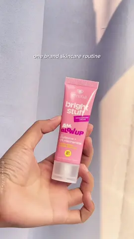 ✨ Bright day starts with Bright Stuff! ✨ bikin kulit keliatan cerah, segar, dan happy seharian pake @emina ! 🌷 Let’s break it down ⬇️ 💗 1. Bright Stuff Face Wash Busa lembut yang angkat debu, minyak, dan sisa makeup tanpa bikin kulit ketarik! Mengandung Niacinamide + Summer Plum Extract buat efek cerah dari pemakaian pertama  💗 2. Bright Stuff Face Toner Langkah wajib biar kulit siap nerima skincare selanjutnya! Formulanya ringan, bikin kulit terasa lembap dan segar seketika  💗 3. Bright Stuff Serum Si kecil yang power-nya gede 💥 Kandungan Niacinamide-nya bantu samarkan kusam dan bikin kulit makin glowing setiap hari  💗 4. Bright Stuff Moisturizing Cream Moist tapi nggak greasy — lembapin kulit seharian sambil kasih efek cerah natural  💗 5. Bright Stuff Tone Up Cream Andalan buat hasil cerah instan! Tone up-nya halus dan ringan, cocok buat base sebelum makeup  💗 6. Micellar Water Drop Cleanser Langkah paling awal tapi paling penting! Angkat kotoran dan sisa makeup dengan lembut, tanpa rasa lengket  Karena kulit cerah itu bukan soal putih, tapi soal sehat dan bersih ala Emina! 🌸 #EminaBrightStuff #GlowingWithEmina #SkincareRoutine #promomakan1010 #fyp 
