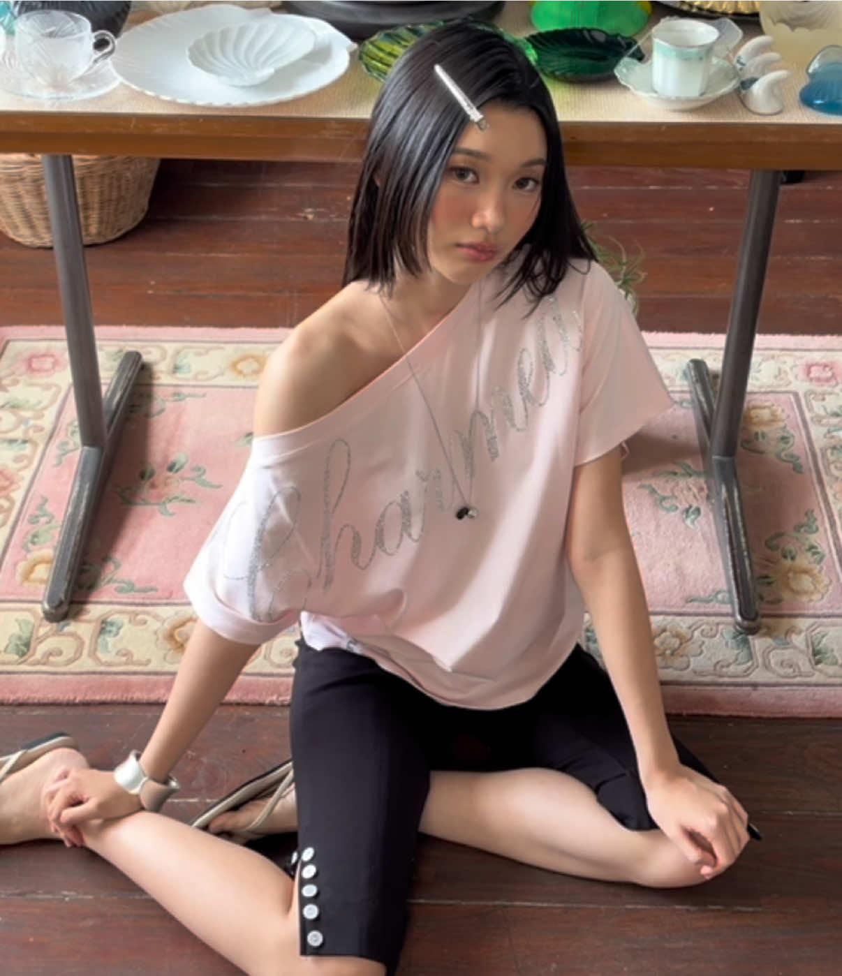 Me And The Boy — Ruzee  เสื้อปาดไหล่ Oversized คอกว้างแบบ off-shoulder โชว์หัวไหล่ข้างหนึ่ง ดีเทลเพชร Hotfix และด้านล่างติดป้ายแบรนด์ STYLIST   Colors : Black, White, Pink Size : S, M, L, XL (Model wearing size S) #STYLIST #StylistShop #StylistYourExperimentalSpace #meandtheboys 