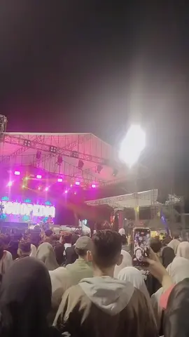 mlm minggu nya nonton konser ST 12 di alun